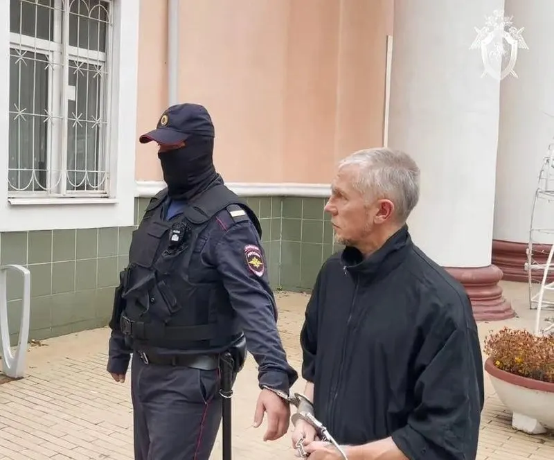 По версии следствия, мужчина совершил серию убийств в 2002 году в столичном регионе; его задержали в 2024 году. Кроме обвинений в убийствах, ему предъявлены обвинения в насилии над падчерицей и склонении к алкоголю.