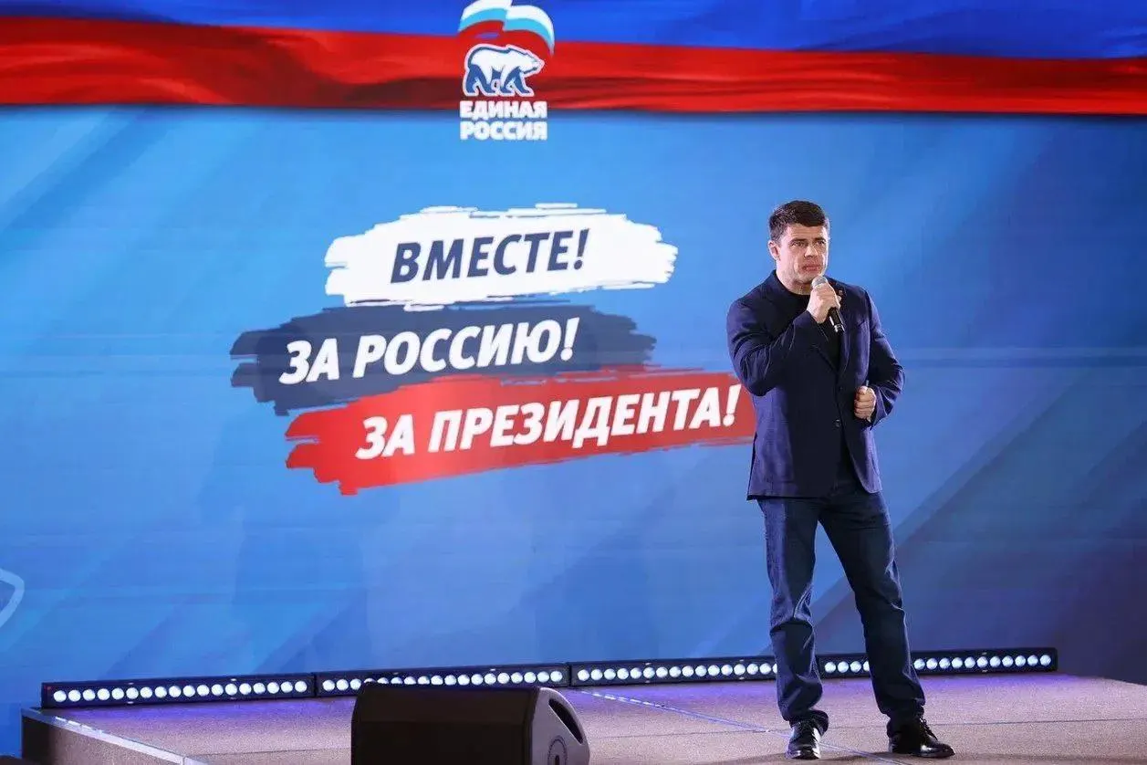 Депутат Государственной Думы Сергей Боярский указал в документах о регистрации на выборы покупку шести земельных участков в Санкт-Петербурге на 985,22 млн рублей. Сделки датированы июнем 2025 года; часть средств — кредиты и «иные» источники. Задекларированные траты значительно превышают официальные доходы семьи.