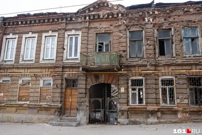 Здание начала XX века с признаками боевых повреждений и статусом памятника архитектуры продают с условием реконструкции. Стартовая цена — 10,7 млн ₽, торги назначены на 17 августа.