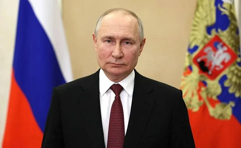 Президент подписал закон, позволяющий военкоматам и Минобороны получать сведения о составе семьи, детях и супругах россиян. Одновременно утверждён пакет мер по контролю ставок, оформлению SIM‑карт, использованию авторских материалов для обучения ИИ и другим вопросам.