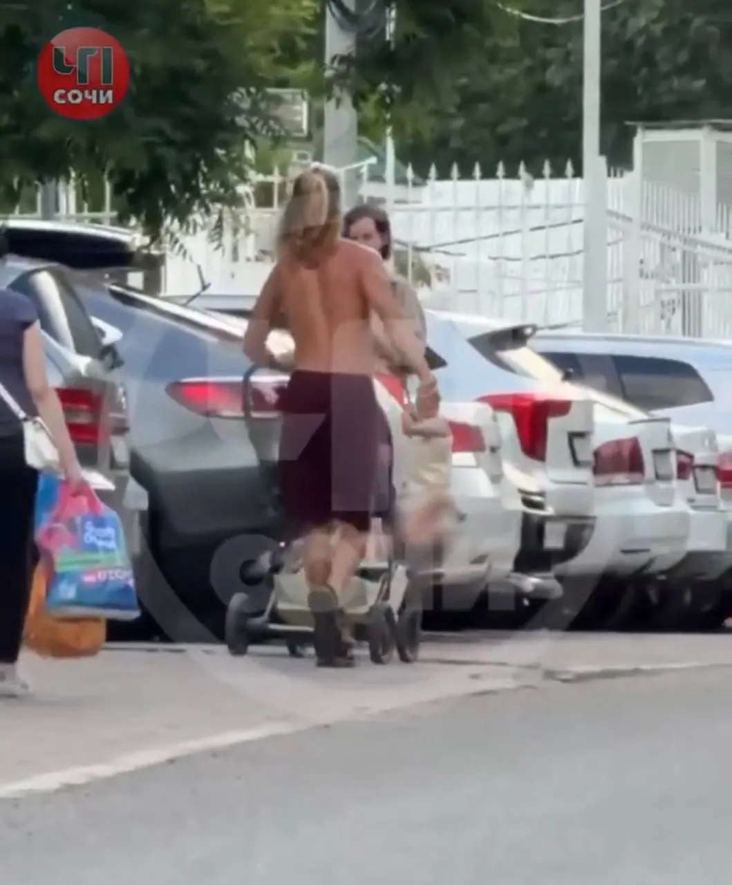 Приезжий из Коми держал и размахивал маленьким сыном за ногу; мужчина утверждает, что пытался успокоить ребёнка. Полиция выясняет обстоятельства.