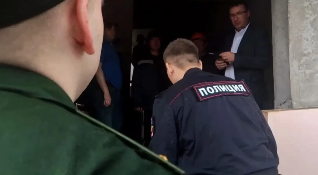 Сотрудники военного следственного отдела совместно с полицией проверили строительные площадки Петрозаводска и выявили свыше 15 человек без регистрации или постановки на воинский учёт.