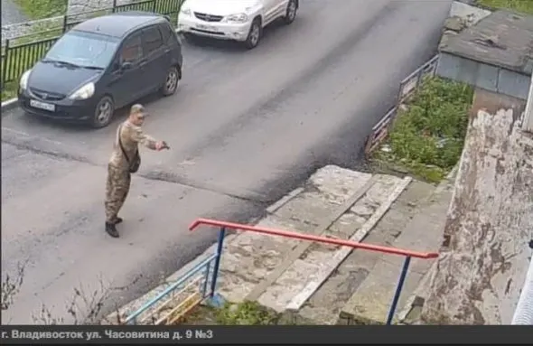 Во Владивостоке мужчина в военной форме с оружием угрожал прохожим и направил пистолет на женщину, которая шла за ребёнком из детского сада на Часовитина. Инцидент произошёл рядом с детской площадкой, где находились дети; обстоятельства уточняются.