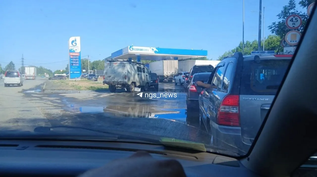 Одна из самообслуживающих заправок возле Толмачёво открылась сегодня, но к 10:20 топливо уже закончилось — очередь была небольшой.