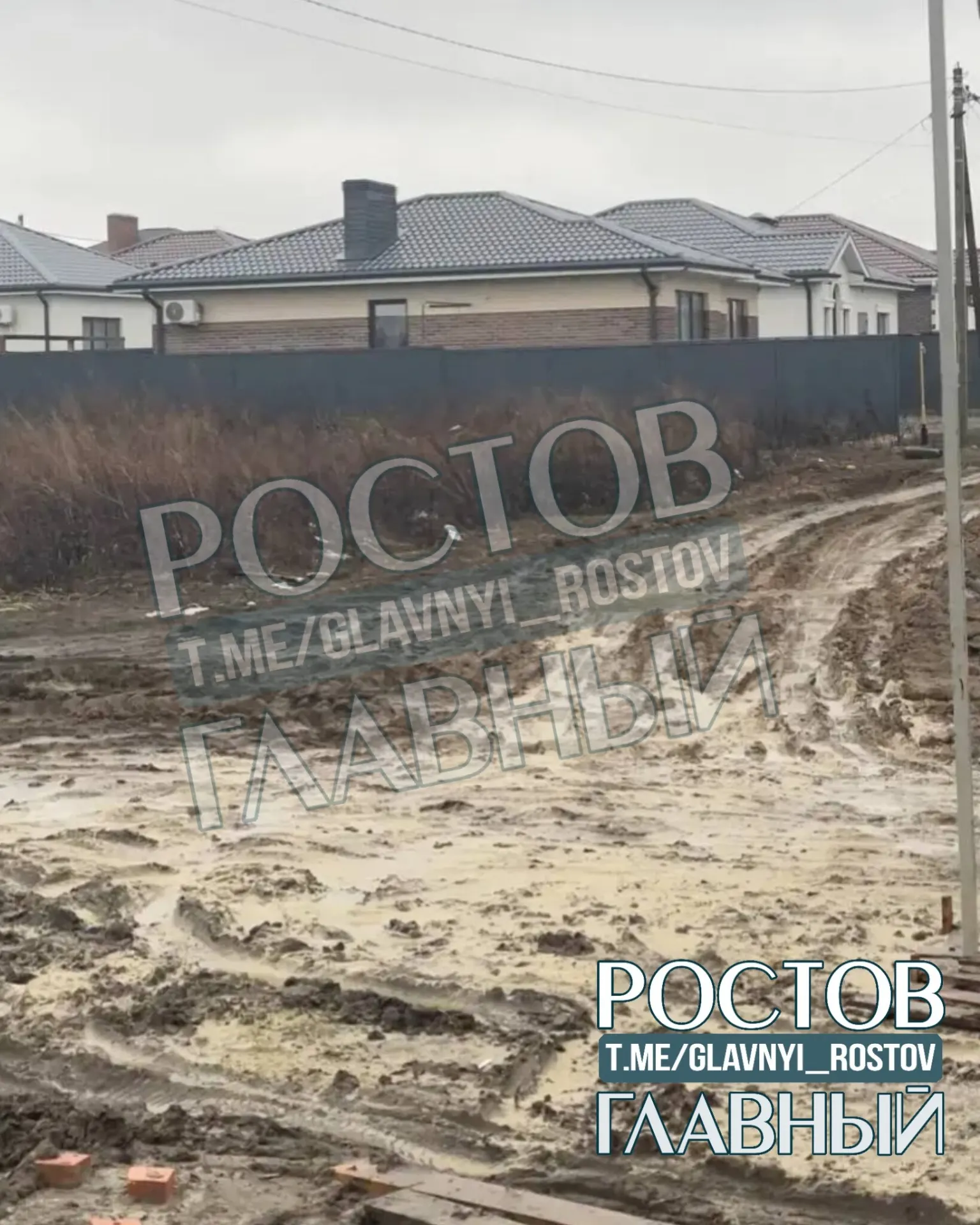 Жители жалуются, что альтернативный проезд через частные участки непроходим в непогоду, а собственница отказалась подписывать акт о раскопке проезжей части.
