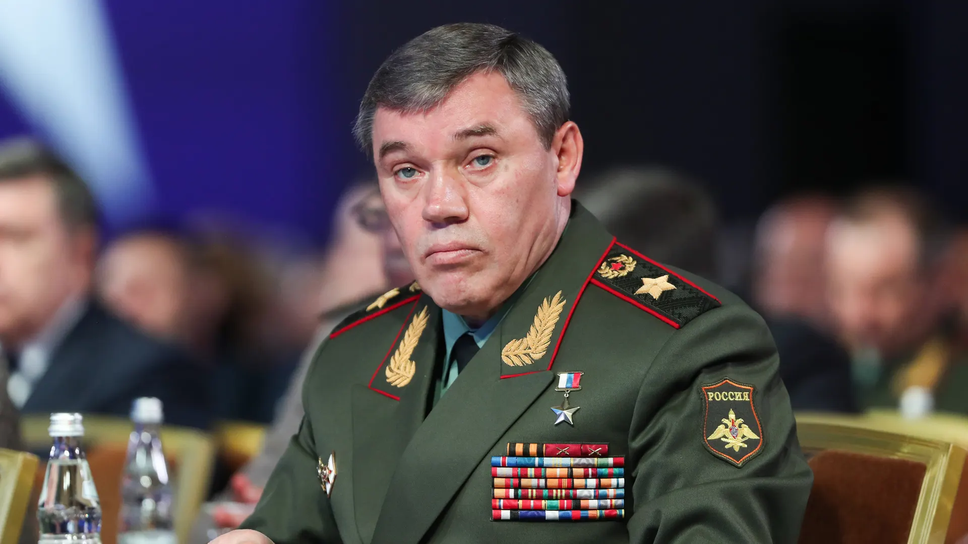 В Украине возбудили уголовное дело в отношении главы Генштаба ВС РФ Валерия Герасимова. Его обвиняют в причастности к масштабным ракетно‑авиационным ударам по гражданской инфраструктуре; дело возбуждено по статье 438 УК Украины.