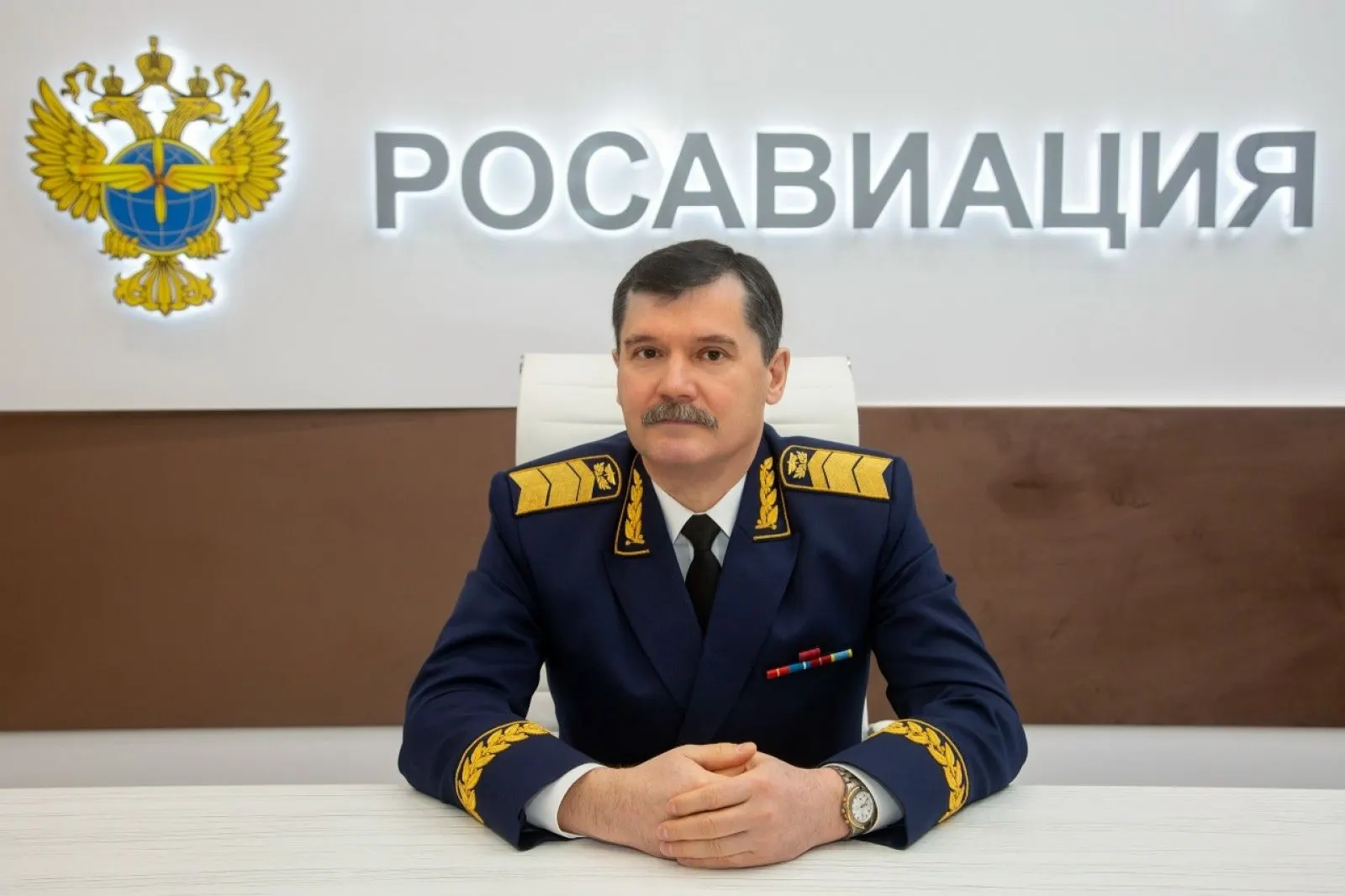 Суд поместил под стражу бывшего руководителя Росавиации и его экс‑заместителя по делу о хищении при строительстве взлётно‑посадочной полосы; им грозит до 10 лет лишения свободы.