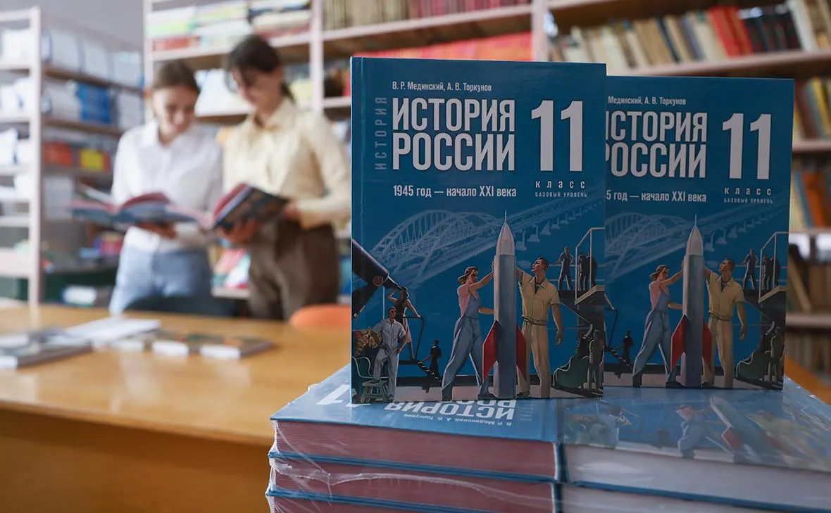 Вышла новая редакция единых учебников по истории для 5–11 классов. В редакциях 7‑го и 8‑го классов пересмотрены формулировки о роли государя, Поволжье, Ливонской войне, Переяславской раде и многонациональности Руси.