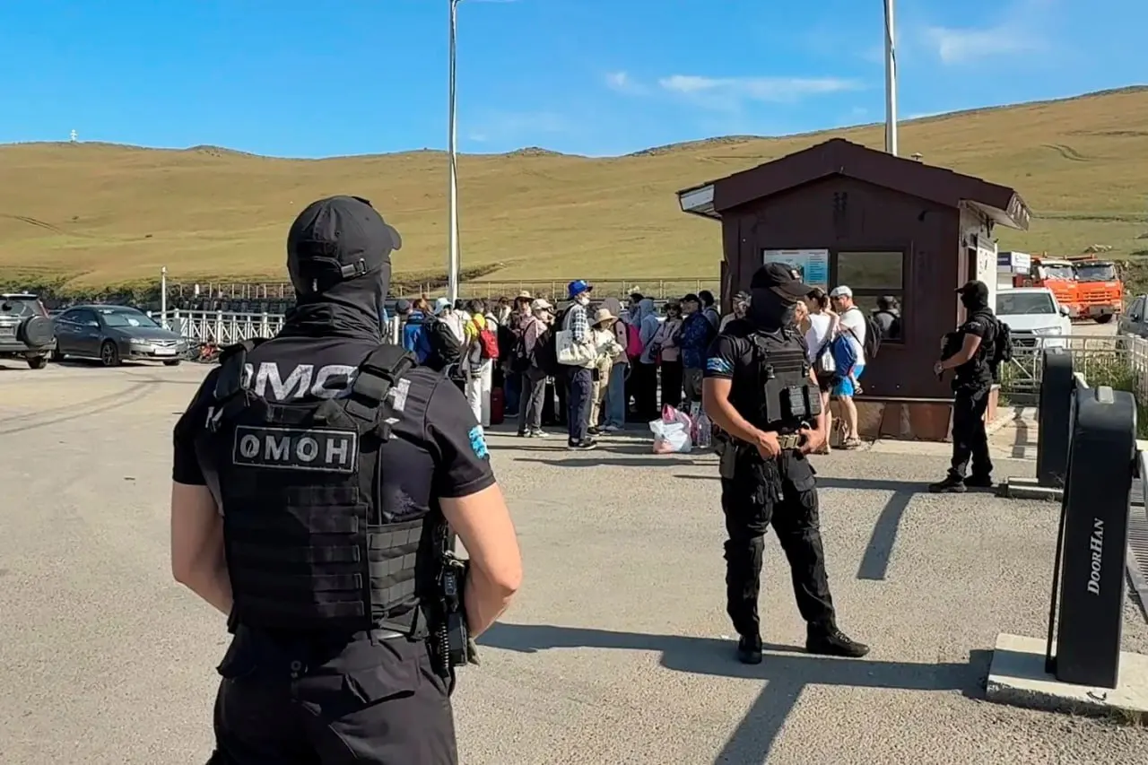 Сотрудников ОМОНа в масках разместили на паромной переправе к Ольхону: они будут круглосуточно обеспечивать порядок и безопасность во время пика посещаемости.