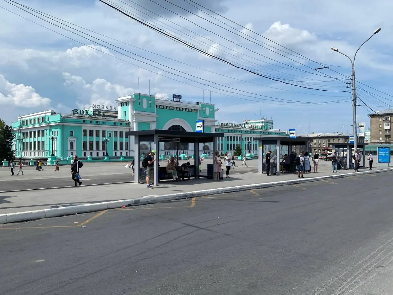 На месте бывших торговых павильонов обновили дорожное покрытие и бордюры: подрядчик уложил 200 квадратных метров нового асфальта.