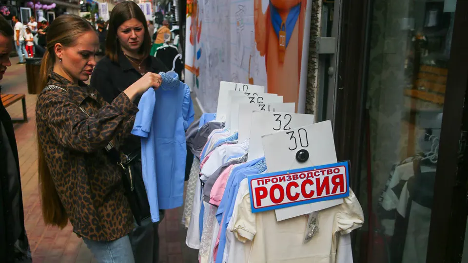 Снижение покупательской активности, рост расходов и усиление конкуренции привели к массовым убыткам в секторах масс-маркета и премиума; эксперты прогнозируют дальнейшее сокращение числа прибыльных магазинов.