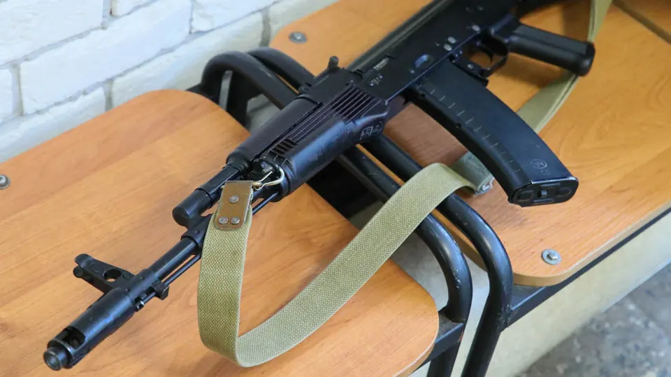 Главное управление региональной безопасности Московской области утвердило выдачу боевого стрелкового оружия и патронов частным охранным организациям для охраны критически важных объектов в период специальной военной операции. Выдачей будет заниматься Росгвардия при согласовании с управлением ФСБ по региону.