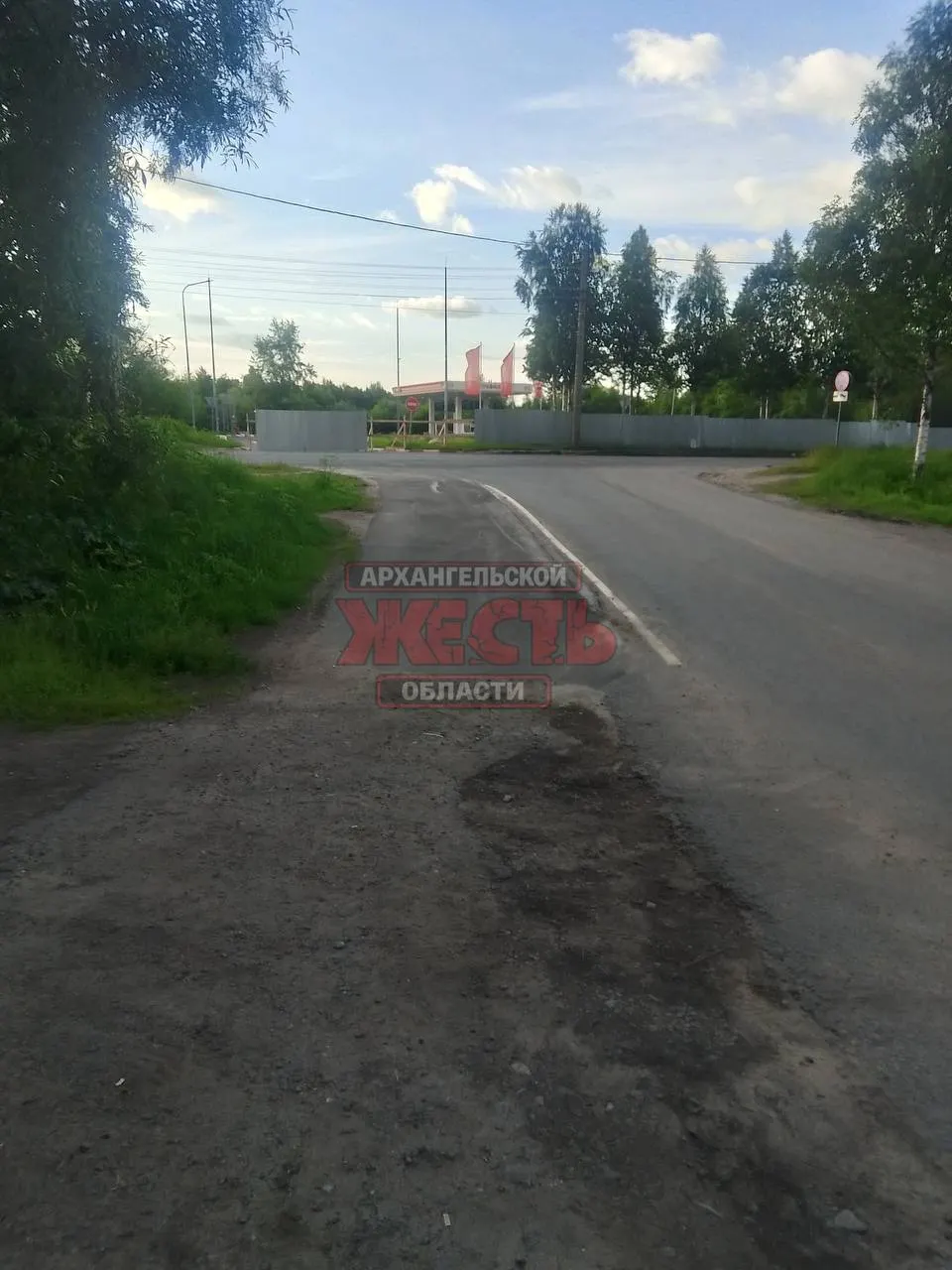 Две автозаправки в Соломбале и на Сульфате огорожены и временно не отпускают бензин. В приложении компании указано, что станции закрыты на реконструкцию.