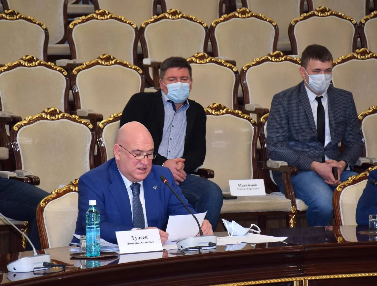 Дмитрий Тулеев, выдвинутый в Госдуму по списку «Единой России», в декларации за 2025 год указал доход в размере 5 рублей 40 копеек; на счетах у него около 90,6 тыс. рублей. Ранее он руководил федеральным учреждением, которое распределяло дорожные подряды в Сибири.