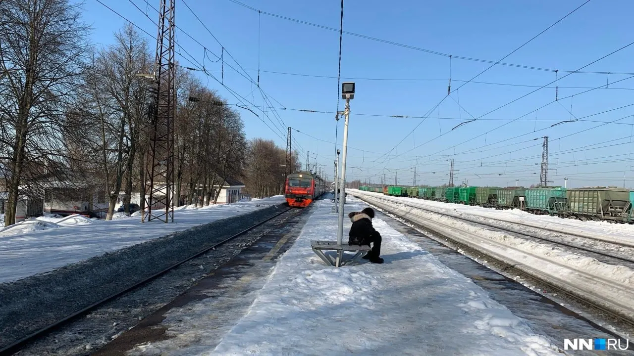 Прокуратура и Роспотребнадзор проверили уборку снега на платформах: после того, как на станции Киселиха поезд насмерть сбил мужчину, компании и структурe РЖД выписали представления и штрафы.