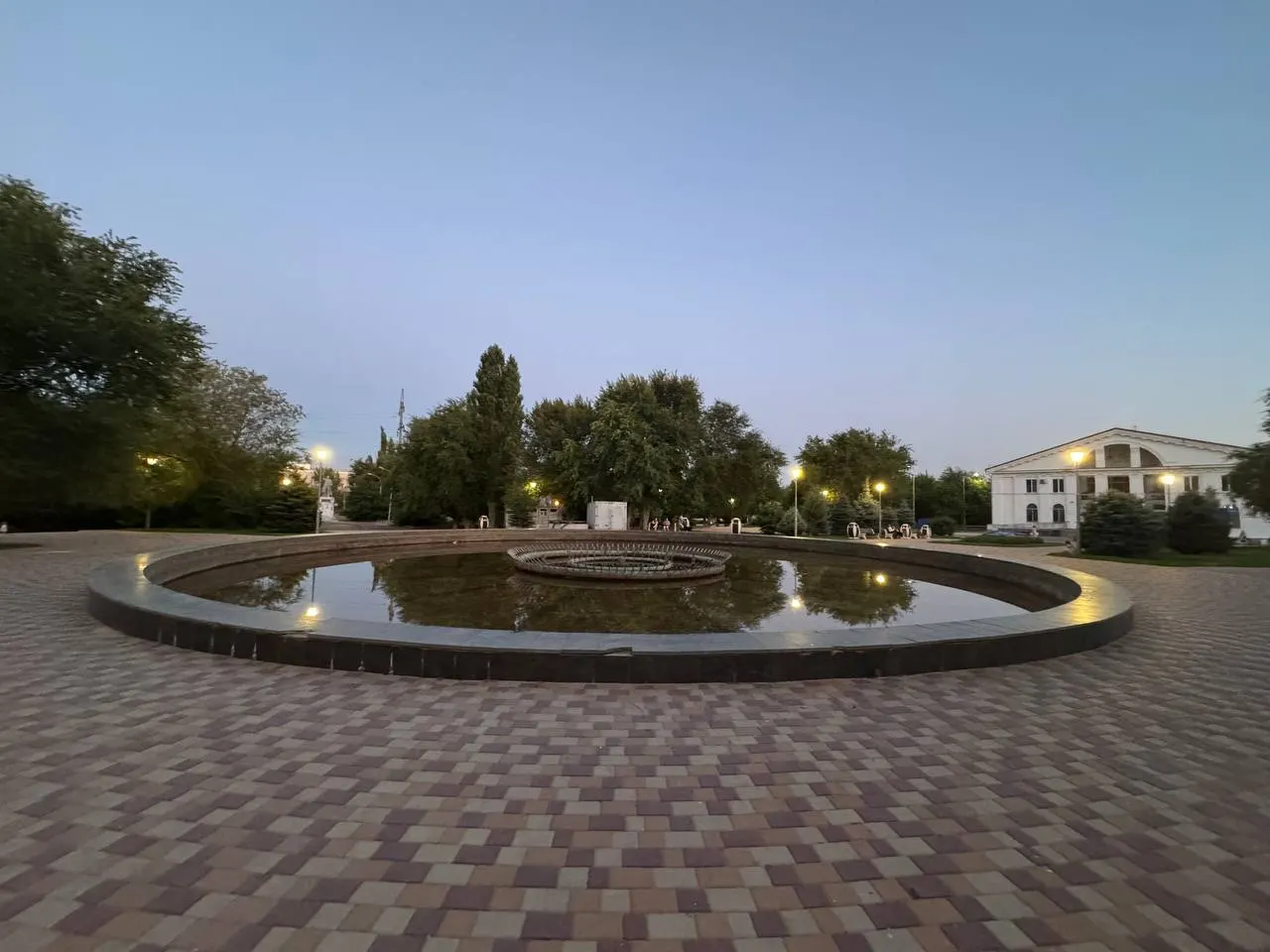 Фонтан в парке возле ДК Петрова не подаёт струй: вода лишь стоит в чаше. Жители отмечают запущенное состояние территории; в мэрии обещают уточнить, запустят ли фонтан этим летом.