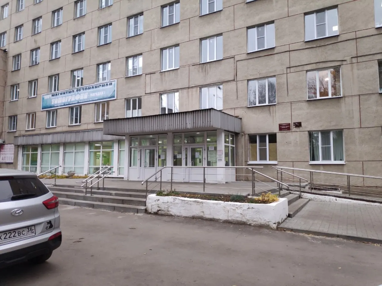 Минстрой области объявил аукцион на полную реконструкцию поликлиники №16: работы по замене инженерных систем и отделки должны завершиться к лету 2028 года, жители опасаются, что средства могут не дойти до реального обновления.