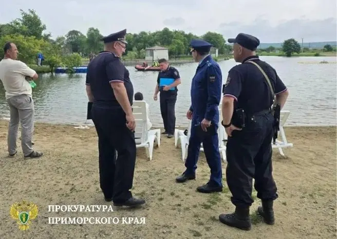 Две девушки пропали после купания в искусственном водоеме в парке; третью спасли. На место выехал городской прокурор, поиски ведут спасатели на лодках.