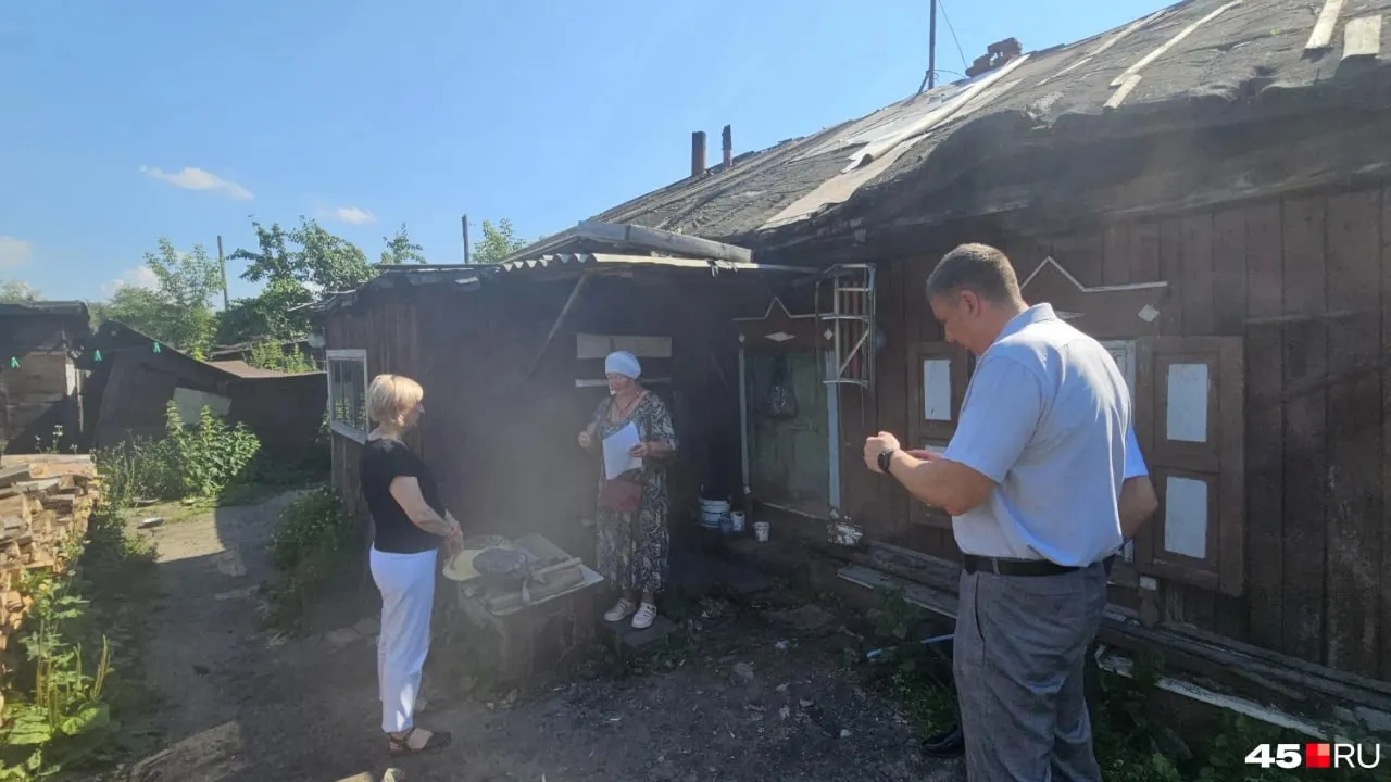 Владельцам крошечных долей предложили компенсации около 170 тысяч рублей за долю, но этих средств не хватает на новое жильё. Семья заявляет, что у них нет куда переехать.