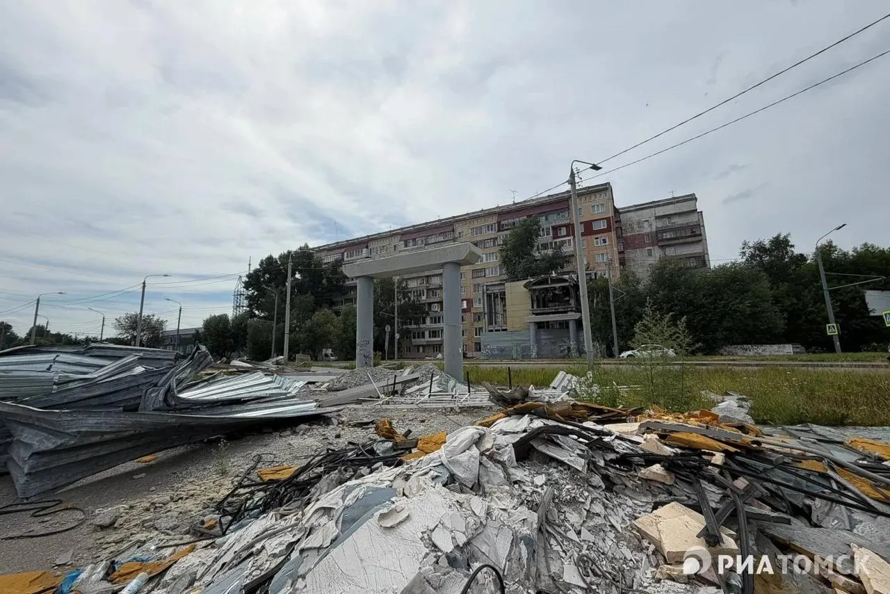 Демонтаж пешеходных переходов в Томске остановлен: прежний подрядчик выполнил не все работы, у собственника нет техники и специалистов, ему грозят штрафы и неустойки.