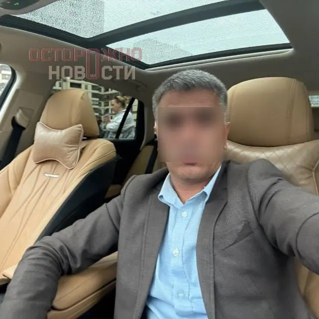 Петроградский районный суд поместил под домашний арест 40‑летнего мужчину, которого обвиняют в нападении с ножом на посетителя заправки после конфликта из‑за очереди; стороны дают разные версии случившегося.
