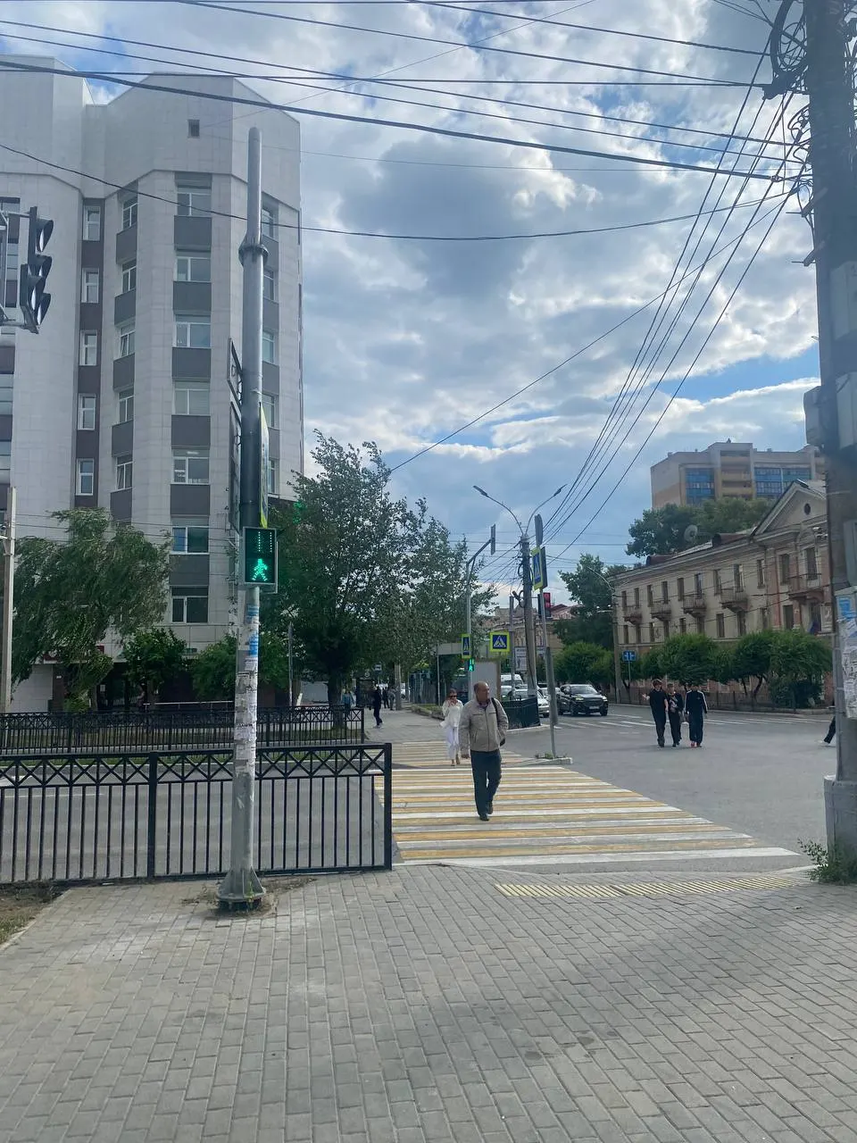 На перекрёстке улиц Бабушкина и Бутина установили пешеходный светофор — он уже заметен на месте.