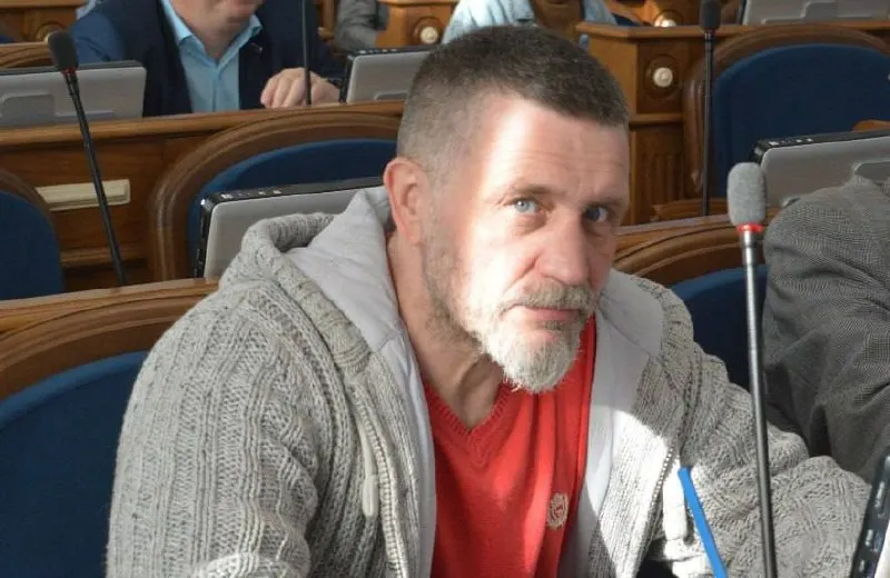 Бывший депутат Пермской городской думы Сергей Медведев объявлен в розыск по мотивам призывов к прекращению «СВО». Ранее он лишился мандата, был исключён из КПРФ и включён в списки иноагентов и экстремистов.