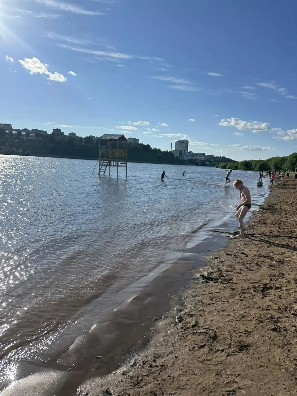 Уровень воды в реке Вятка в районе Кирова достиг 226 см от нулевого поста: пляж у «Титаника» частично затоплен, оборудование оказалось в воде, организовать безопасную зону для купания нельзя.