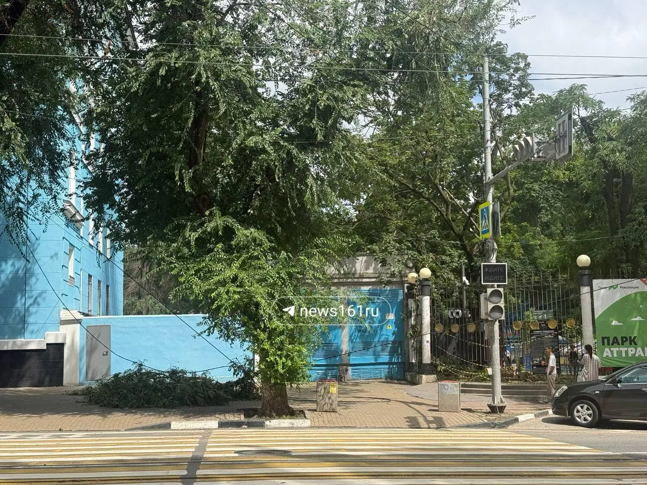 Из‑за упавшего дерева, запутавшегося в проводах и повредившего крышу мини‑зоопарка, вход в парк временно перекрыт. На месте идут уборочные работы, судьба животных уточняется.