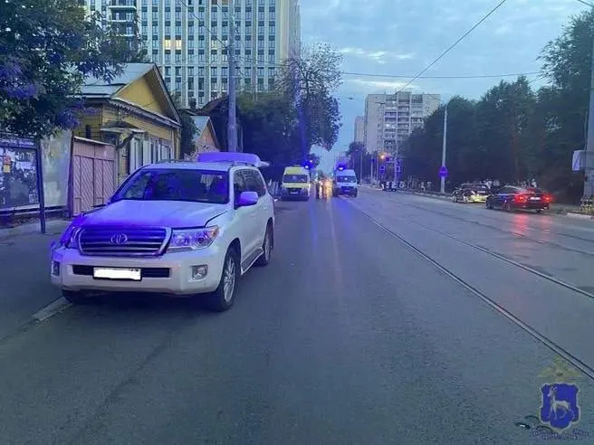 Водителю Василию Калашникову предъявлены обвинения в пьяном вождении, повлёкшем смерть, угрозах и хулиганстве; по версии следствия, 4 августа 2025 года он сбил на «зебре» 48‑летнего Андрея Богданова.