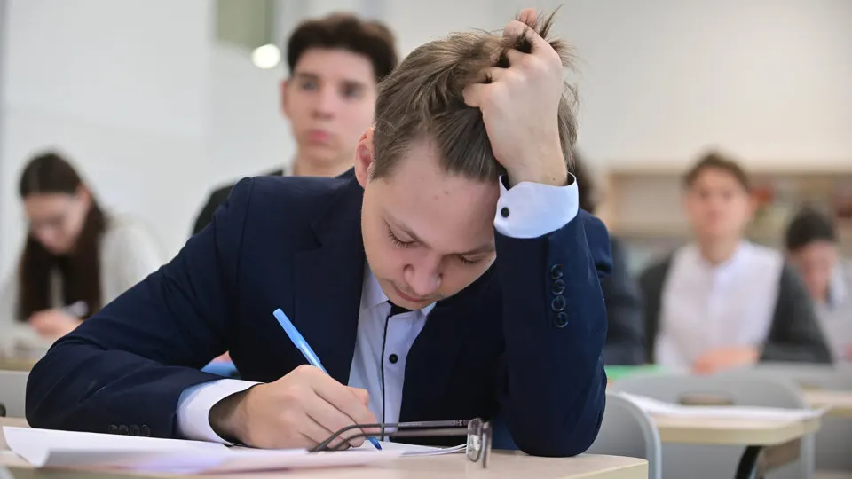 В ведомстве уточнили, что при нехватке мест школы могут проводить отбор в профильные и углублённые классы; тем, кто не прошёл, обязаны предложить обучение в универсальном классе или в другой доступной школе.