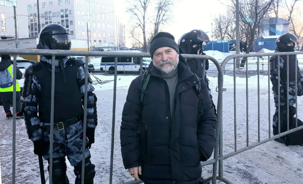 С апреля родственники и сторонники не получают от него писем и не могут попасть на свидания. Запущена кампания с обращениями в надзорные органы с требованием допустить адвоката и проверить условия содержания.