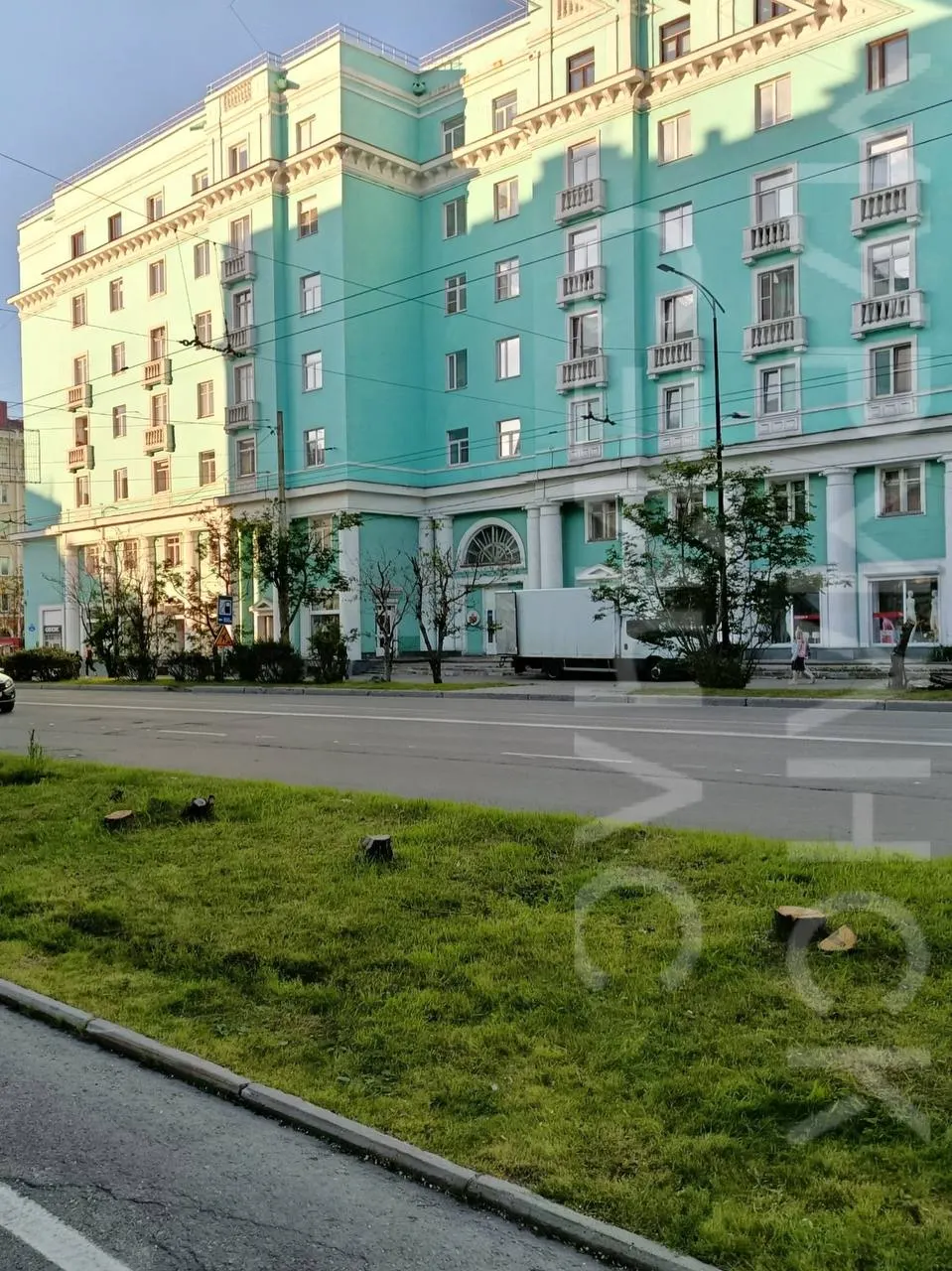 В центральной части Мурманска вырубают высохшие деревья — на их месте остались пенечки и сучья. Жители опасаются, что центр города может лишиться зелёных насаждений.