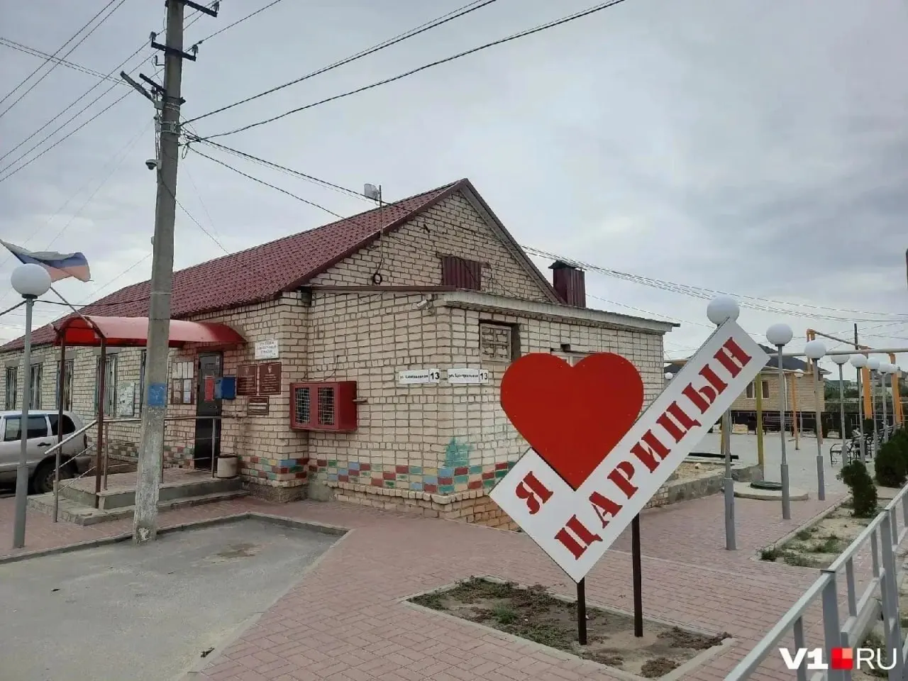 Жители посёлка Царицын сообщают, что проблема с водоснабжением не решена уже три месяца — вмешательство руководства Следственного комитета и заявления властей результата не дали.