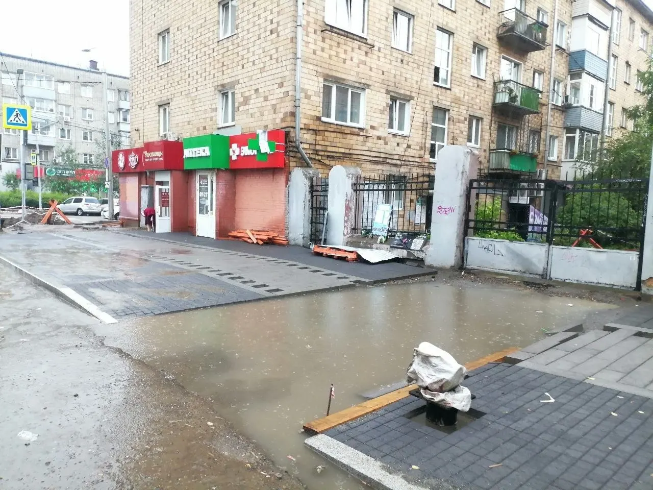 Жители Красноярска в комментариях к сообщению мэра раскритиковали подрядчиков за ухудшение состояния улиц, отсутствие ответов на претензии и затянувшиеся работы; проверка прокуратуры выявила нарушения и отставание от графика.