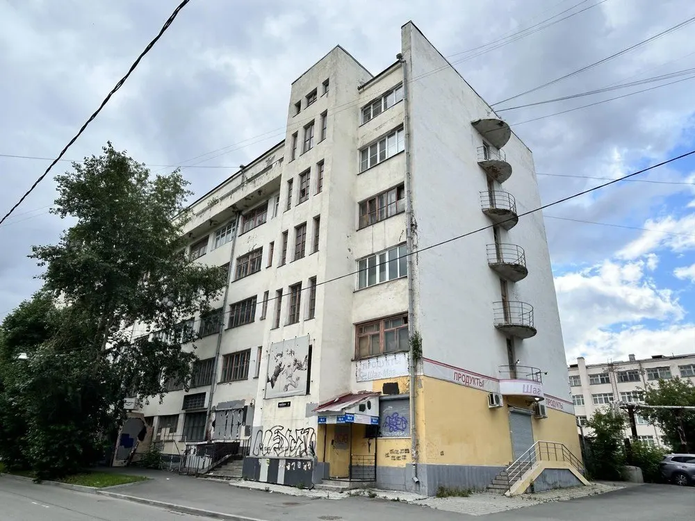 Свердловский областной суд отклонил иск защитников архитектуры и архитектора: здание не внесут в список памятников, его дальнейшая судьба остаётся под вопросом.