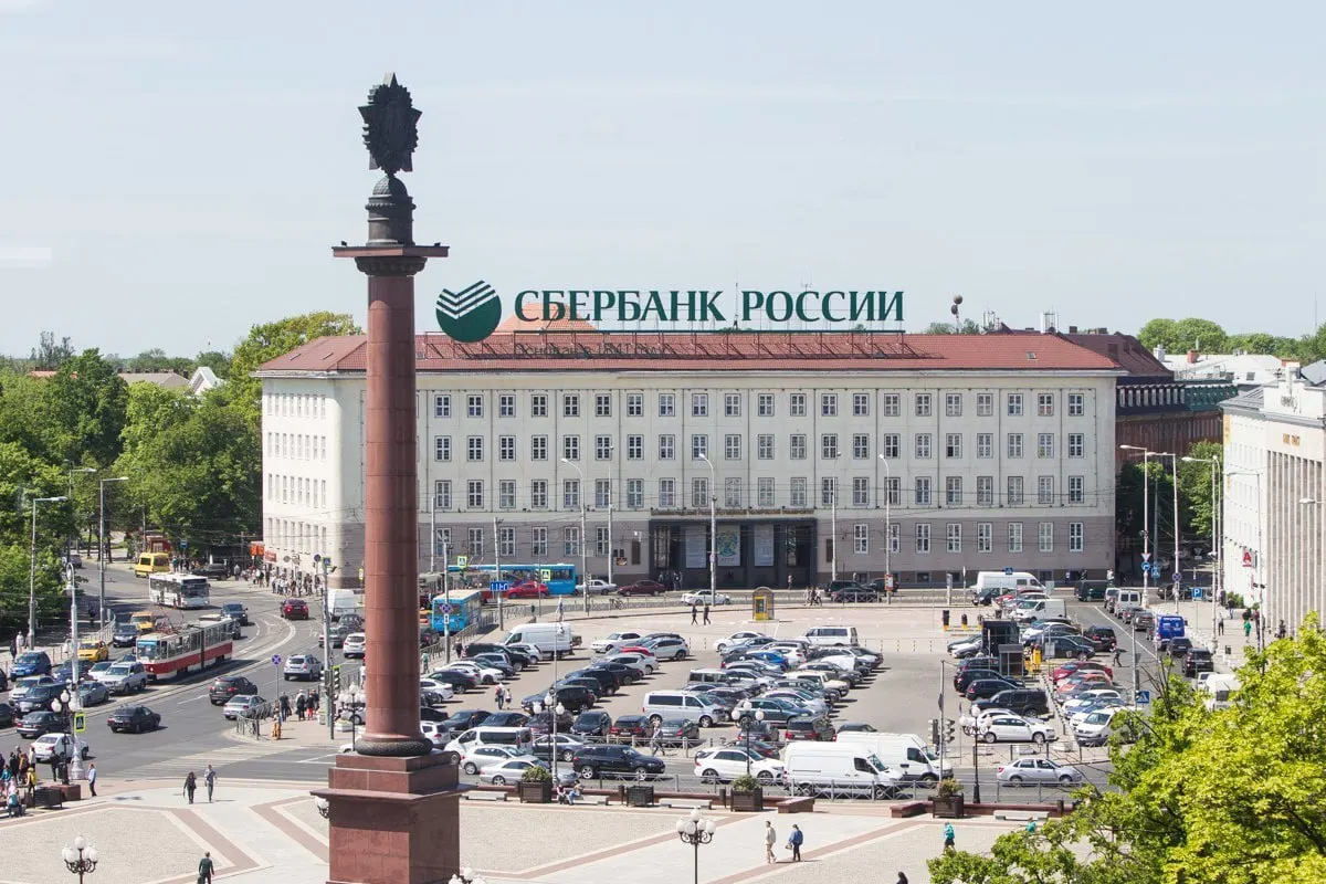 Администрация объявила, что парковочное пространство на площади Победы не будут ликвидировать. Планируется реконструкция с озеленением по периметру, увеличением пешеходных зон и сохранением площадки для выставки пожарной техники.