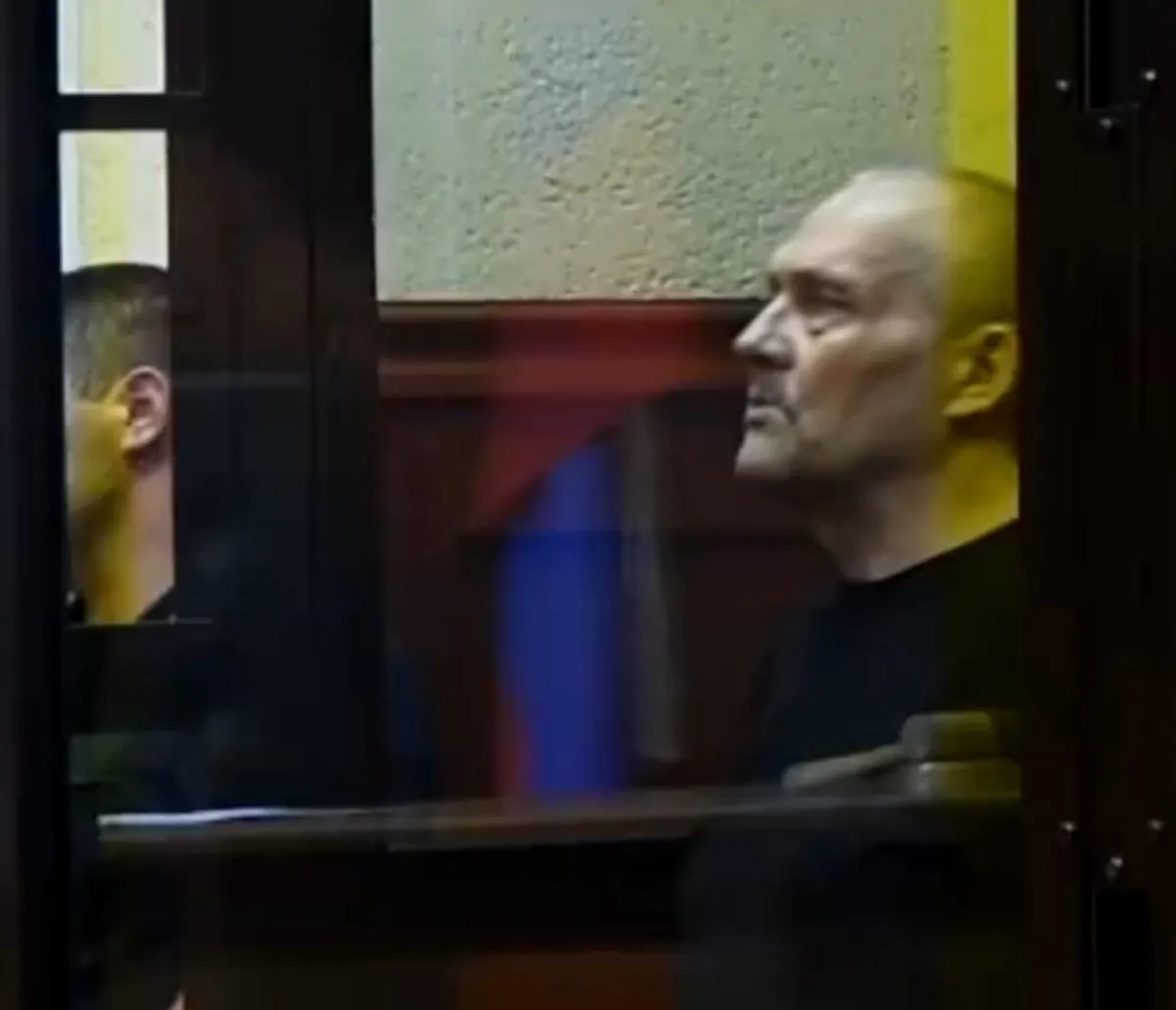 63‑летний Алексей Зайцев признан виновным в убийстве сотрудника военной полиции, незаконном хранении боеприпасов и угрозах; суд назначил 20 лет строгого режима и штраф в 2 млн рублей.
