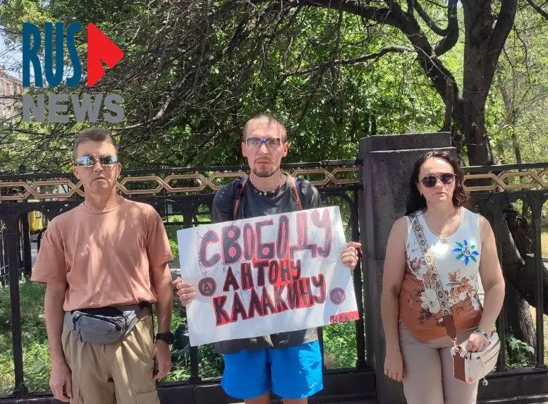 Активист в центре Еревана требовал освобождения Антона Калакина — иркутского антифашиста, приговорённого к шести годам за комментарии в Telegram; у него серьёзные проблемы со здоровьем.