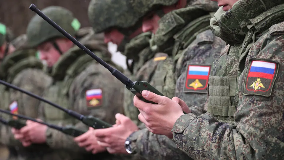 Депутат и военный эксперт считает, что без достижения всех целей спецоперации мир в 2026 году маловероятен; источники говорят о пересмотре позиций по удержанию буферных зон и прекращению уступок.