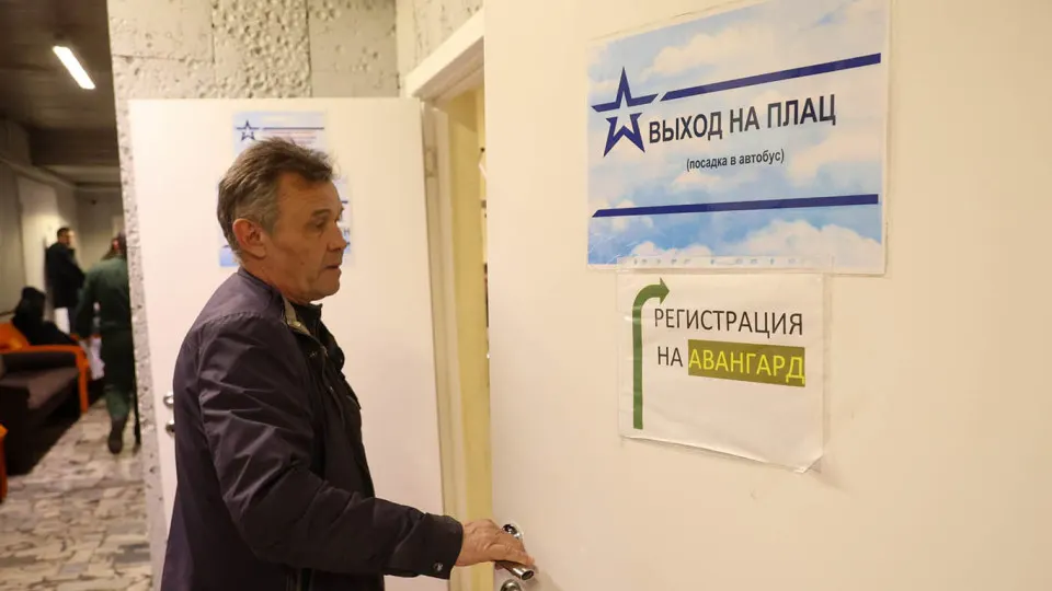 Несколько субъектов РФ увеличили единоразовые выплаты за подписание контракта с Минобороны и начали платить рекрутерам. Рост выплат объясняют сокращением притока желающих служить по контракту и большими потерями в армии.