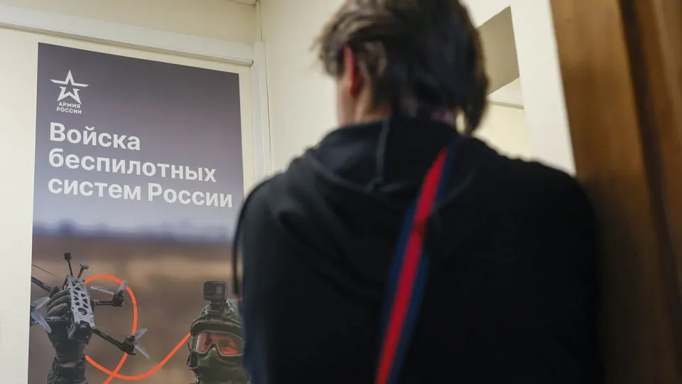 На платформе публикуют вакансии охранников и курьеров с обещаниями высокой зарплаты и оформления, которые на деле могут предполагать подписание контракта с Минобороны и службу в тыловых подразделениях.