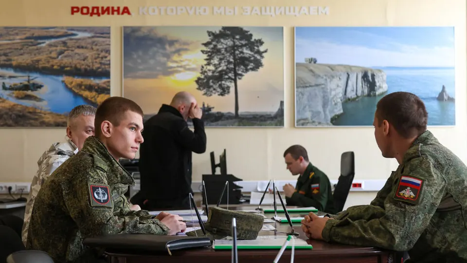 За годы боевых действий в стране значительно увеличилось число новых рекламных и кадровых агентств: многие используются для поиска контрактников, распространяются схемы вознаграждений и давление на бизнес.