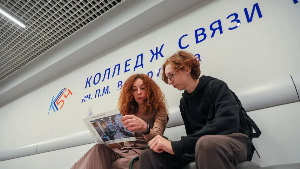Родители из разных регионов сообщают, что их детям отказывают в поступлении в старшую школу и предлагают продолжить обучение в колледжах — такую практику связывают с государственной задачей нарастить число рабочих кадров.