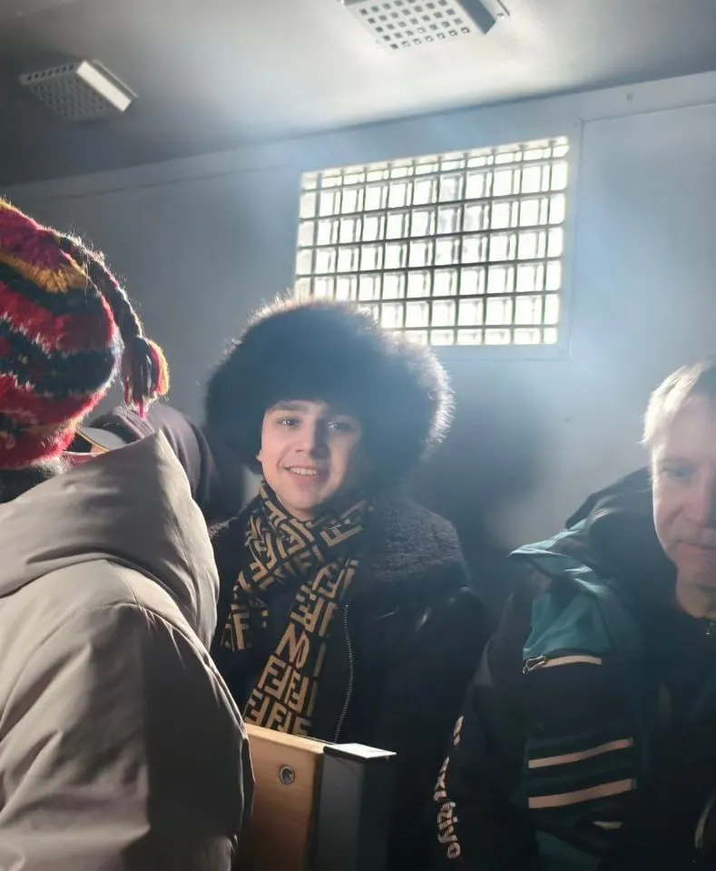 Суд оставил жалобу без движения, указав на неприемлемость скриншота платёжки из банковского приложения; защитник планирует обжаловать решение в Верховном суде.