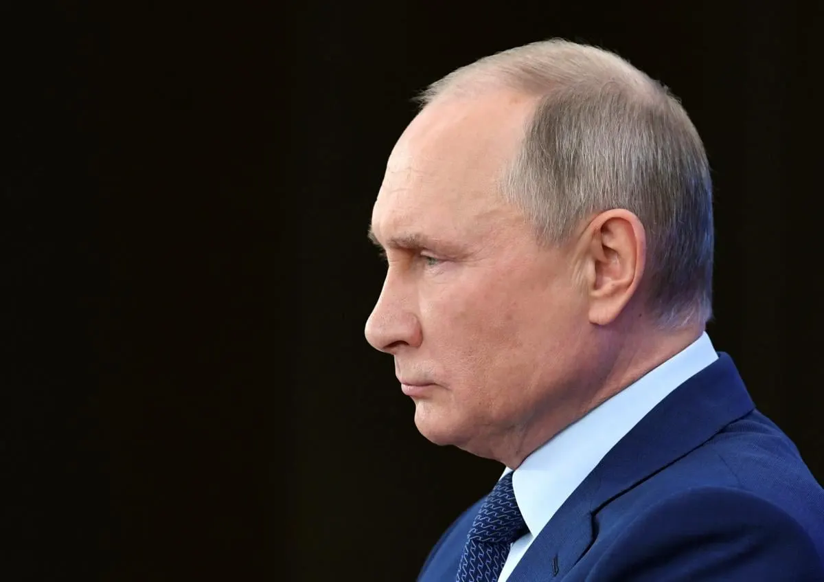 Президент сосредоточен на военных действиях в Украине, игнорируя экономические трудности и рост недовольства в стране; эксперты считают маловероятным быстрый переход к переговорам.