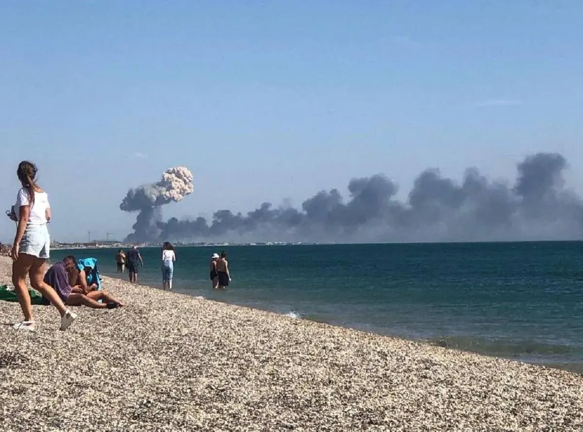 Летний курортный сезон на полуострове сменился серией ударов беспилотников по транспортной, энергетической и военной инфраструктуре. Отключения света и воды, дефицит топлива и массовые отмены поездок серьёзно подрывают экономику региона и жизнь местных жителей.