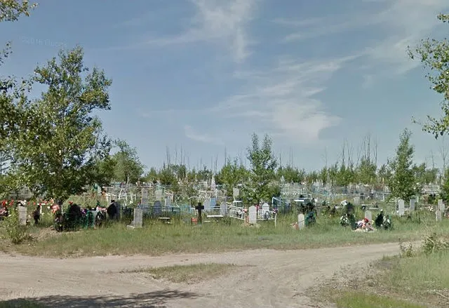Через личный кабинет покойного женщина получила 31 тыс. рублей, переведённые на счёт её мужа и потраченные на похороны. Суд признал её виновной и назначил два года условно, телефон изъят как орудие преступления.
