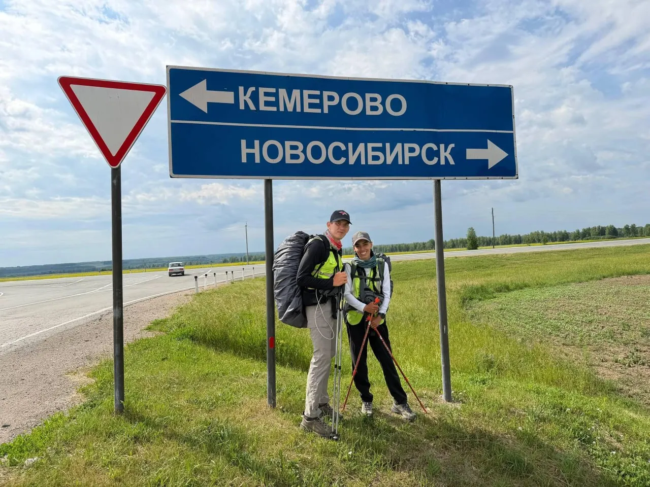 Супруги Павел и Тамара продолжают многомесячный пеший переход: стартовали 19 января в Москве, финиш планируют 31 декабря во Владивостоке. Весной пара уже побывала в Тюмени.