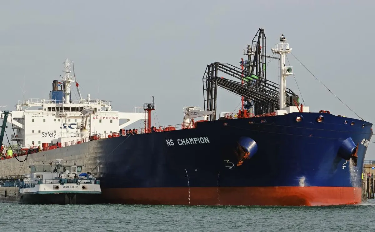 Новый пакет санкций позволяет странам ЕС реализовывать нефть и другие товары, изъятые с судов, которые пытались обойти ценовое ограничение; Москва осудила захваты и пригрозила ответом.
